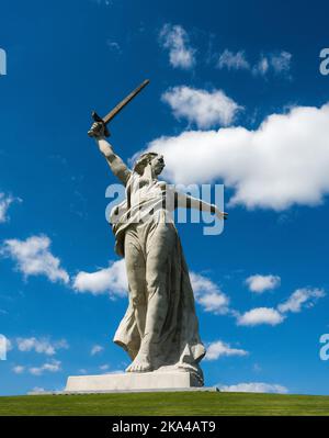 Statue "das Mutterland ruft" (Rodina-Mat`) auf dem Mamaev-Hügel in Wolgograd, Russland. Blauer Himmel mit Wolken im Hintergrund. Stockfoto